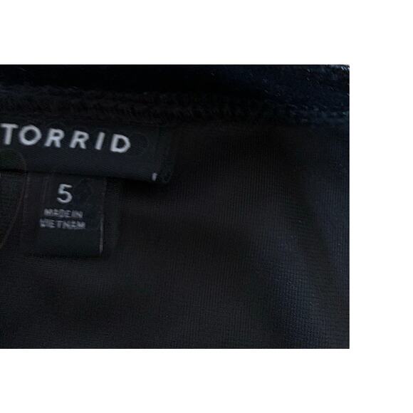 Torrid black velvet top size 5 x  round neckline - Picture 2 of 4